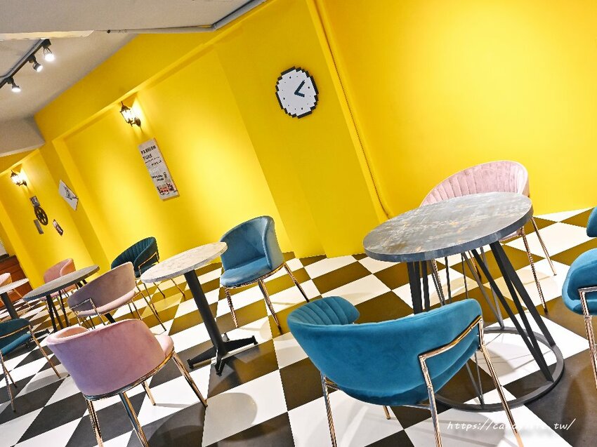 家食Tea｜可以內用的手搖飲，裝潢超美，創意飲品，獨家香濃抹茶搭配現打西瓜汁，還有好吃現烤脆皮紅豆餅～