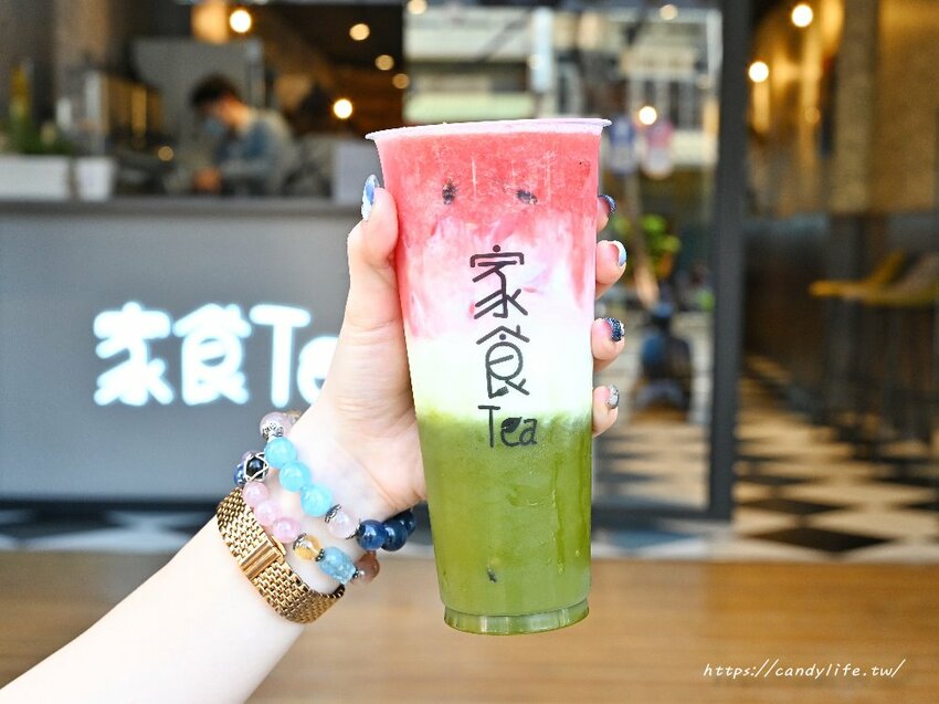 家食Tea｜可以內用的手搖飲，裝潢超美，創意飲品，獨家香濃抹茶搭配現打西瓜汁，還有好吃現烤脆皮紅豆餅～