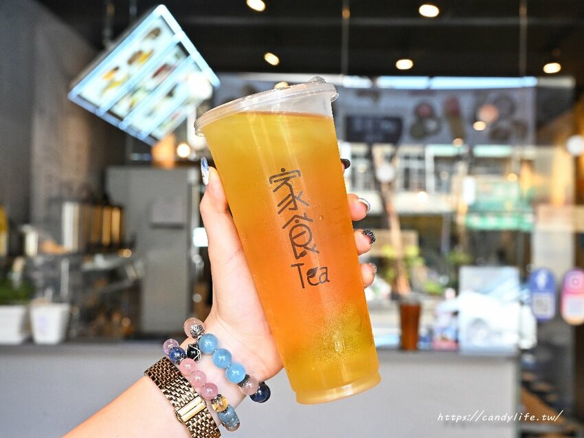 家食Tea｜可以內用的手搖飲，裝潢超美，創意飲品，獨家香濃抹茶搭配現打西瓜汁，還有好吃現烤脆皮紅豆餅～