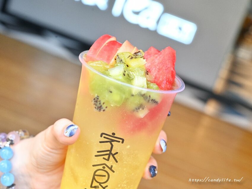 家食Tea｜可以內用的手搖飲，裝潢超美，創意飲品，獨家香濃抹茶搭配現打西瓜汁，還有好吃現烤脆皮紅豆餅～
