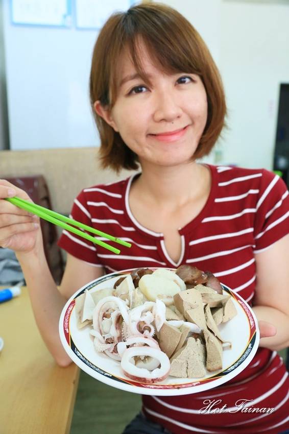 清子香腸熟肉：【台南美食】近60年的在地老店！台南獨有蟳丸蛋糕好好吃：清子香腸熟肉