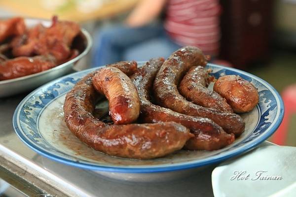 清子香腸熟肉：【台南美食】近60年的在地老店！台南獨有蟳丸蛋糕好好吃：清子香腸熟肉
