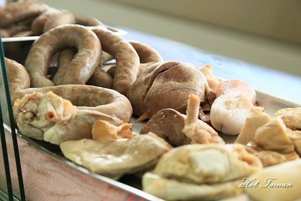 清子香腸熟肉：【台南美食】近60年的在地老店！台南獨有蟳丸蛋糕好好吃：清子香腸熟肉