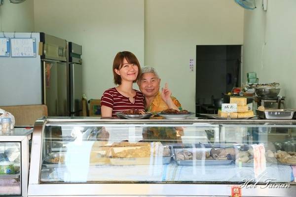 清子香腸熟肉：【台南美食】近60年的在地老店！台南獨有蟳丸蛋糕好好吃：清子香腸熟肉