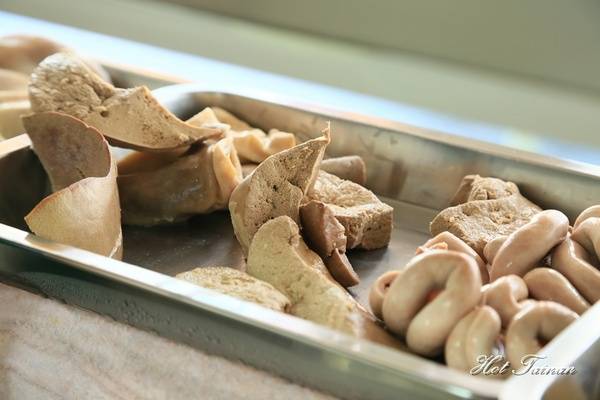 清子香腸熟肉：【台南美食】近60年的在地老店！台南獨有蟳丸蛋糕好好吃：清子香腸熟肉