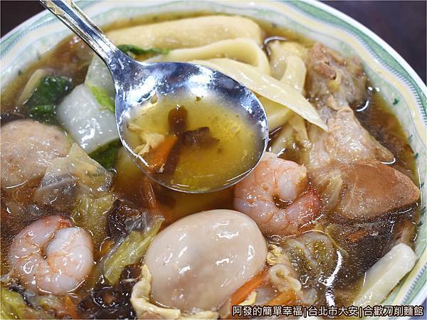 合歡刀削麵館17-大滷麵-湯頭.JPG
