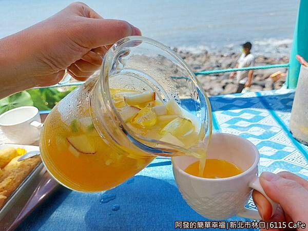 6115Caf'e17-倒水果茶.jpg