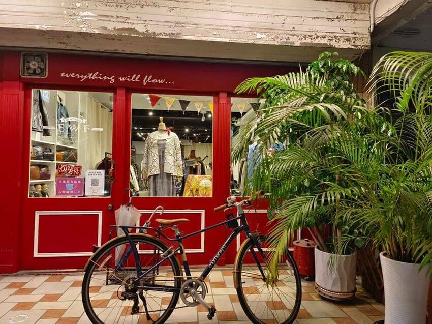 【台北.中山站】赤峰街散散步。Miss V Bakery Cafe肉桂甜點專賣店。推黑芝麻拿鐵+雙倍肉桂捲