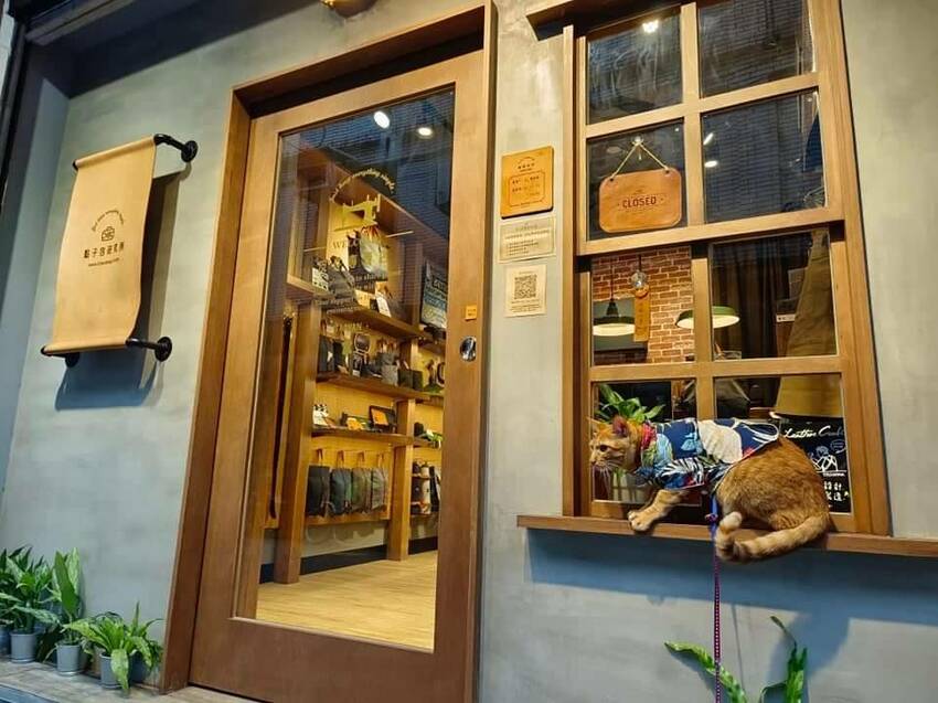 【台北.中山站】赤峰街散散步。Miss V Bakery Cafe肉桂甜點專賣店。推黑芝麻拿鐵+雙倍肉桂捲