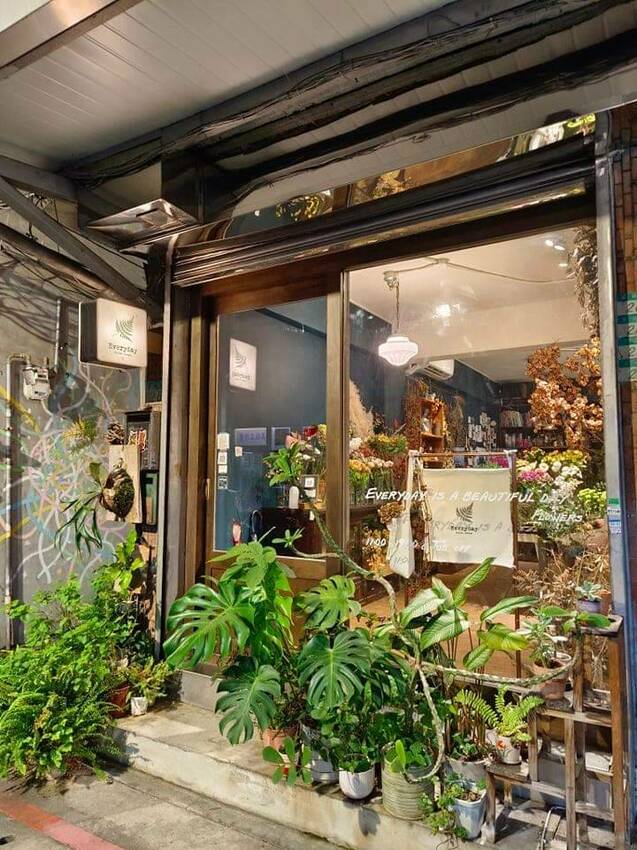 【台北.中山站】赤峰街散散步。Miss V Bakery Cafe肉桂甜點專賣店。推黑芝麻拿鐵+雙倍肉桂捲