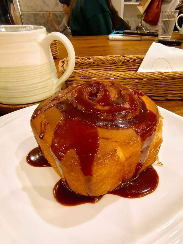 【台北.中山站】赤峰街散散步。Miss V Bakery Cafe肉桂甜點專賣店。推黑芝麻拿鐵+雙倍肉桂捲