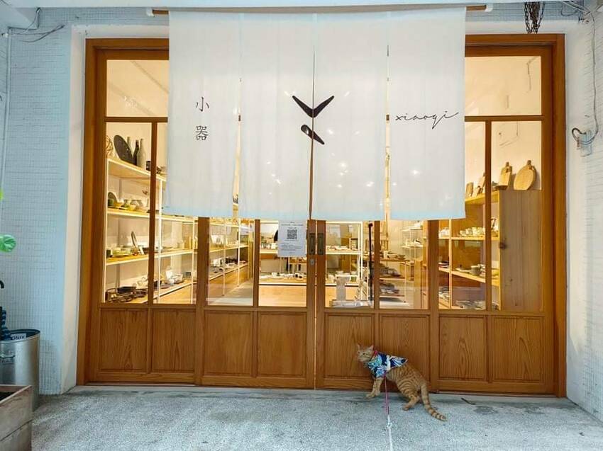 【台北.中山站】赤峰街散散步。Miss V Bakery Cafe肉桂甜點專賣店。推黑芝麻拿鐵+雙倍肉桂捲