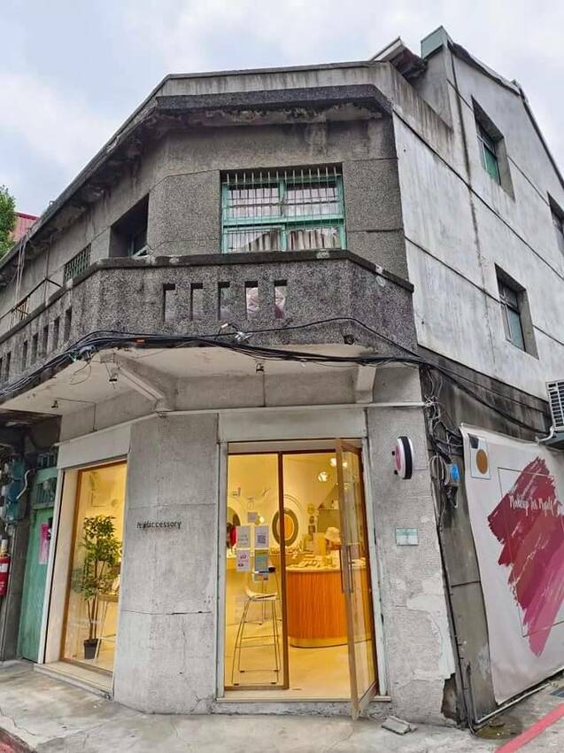 【台北.中山站】赤峰街散散步。Miss V Bakery Cafe肉桂甜點專賣店。推黑芝麻拿鐵+雙倍肉桂捲