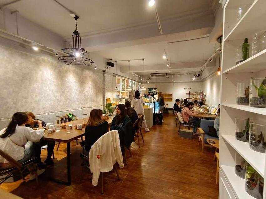 【台北.中山站】赤峰街散散步。Miss V Bakery Cafe肉桂甜點專賣店。推黑芝麻拿鐵+雙倍肉桂捲