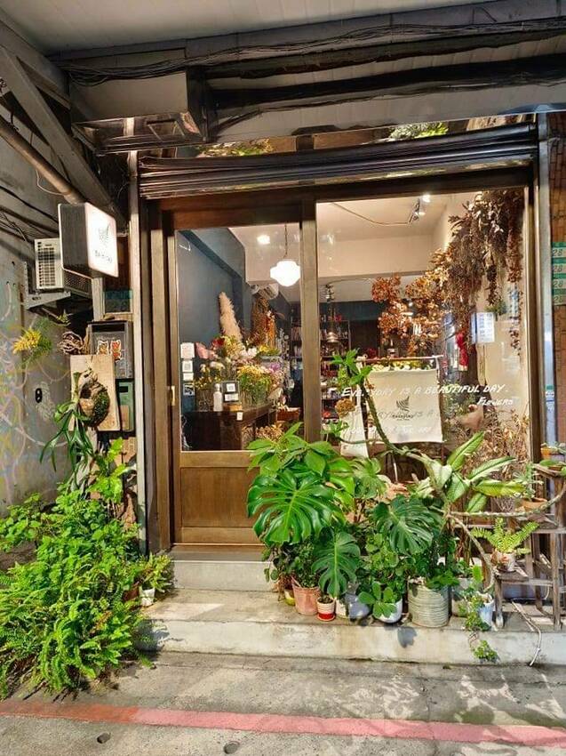 【台北.中山站】赤峰街散散步。Miss V Bakery Cafe肉桂甜點專賣店。推黑芝麻拿鐵+雙倍肉桂捲