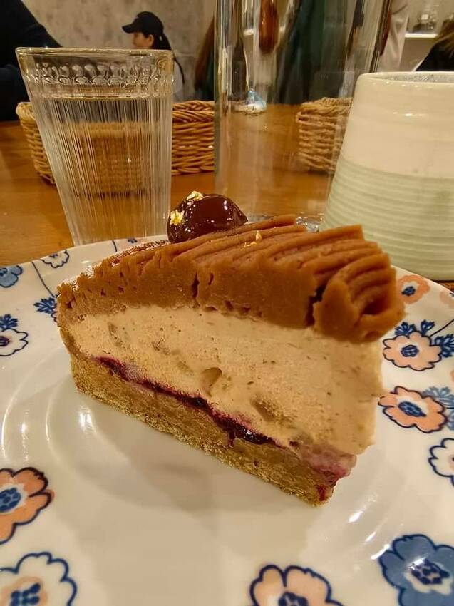 【台北.中山站】赤峰街散散步。Miss V Bakery Cafe肉桂甜點專賣店。推黑芝麻拿鐵+雙倍肉桂捲