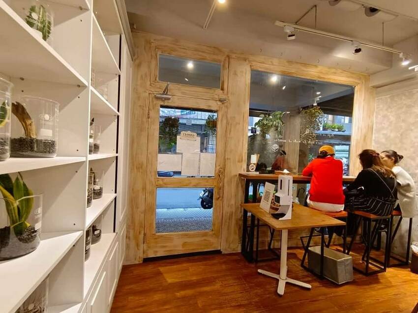 【台北.中山站】赤峰街散散步。Miss V Bakery Cafe肉桂甜點專賣店。推黑芝麻拿鐵+雙倍肉桂捲