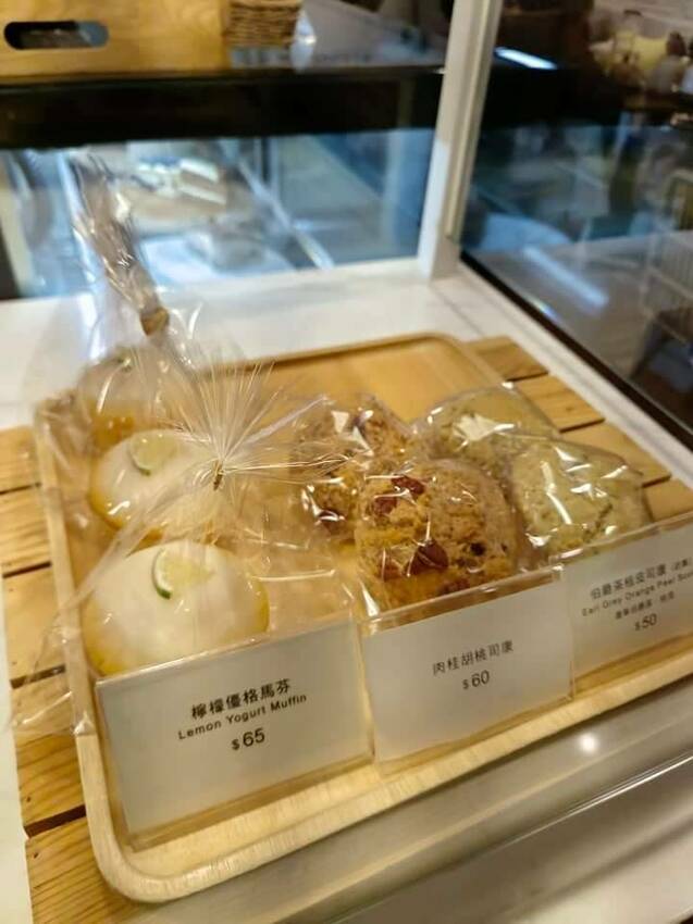 【台北.中山站】赤峰街散散步。Miss V Bakery Cafe肉桂甜點專賣店。推黑芝麻拿鐵+雙倍肉桂捲