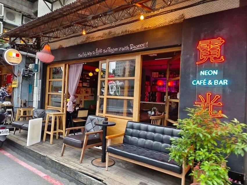 【台北.中山站】赤峰街散散步。Miss V Bakery Cafe肉桂甜點專賣店。推黑芝麻拿鐵+雙倍肉桂捲