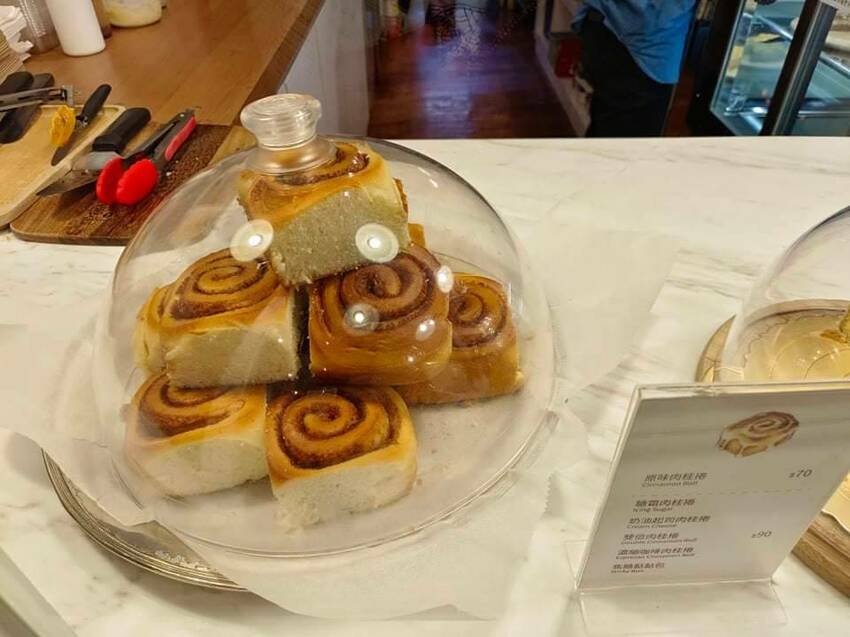 【台北.中山站】赤峰街散散步。Miss V Bakery Cafe肉桂甜點專賣店。推黑芝麻拿鐵+雙倍肉桂捲