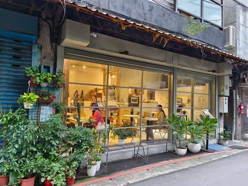 【台北.中山站】赤峰街散散步。Miss V Bakery Cafe肉桂甜點專賣店。推黑芝麻拿鐵+雙倍肉桂捲