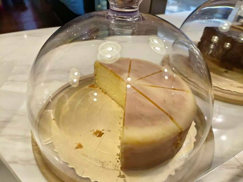 【台北.中山站】赤峰街散散步。Miss V Bakery Cafe肉桂甜點專賣店。推黑芝麻拿鐵+雙倍肉桂捲