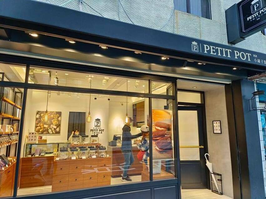 【台北.中山站】赤峰街散散步。Miss V Bakery Cafe肉桂甜點專賣店。推黑芝麻拿鐵+雙倍肉桂捲