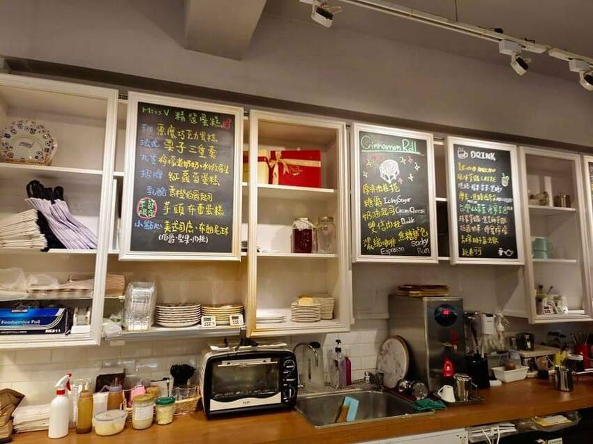 【台北.中山站】赤峰街散散步。Miss V Bakery Cafe肉桂甜點專賣店。推黑芝麻拿鐵+雙倍肉桂捲
