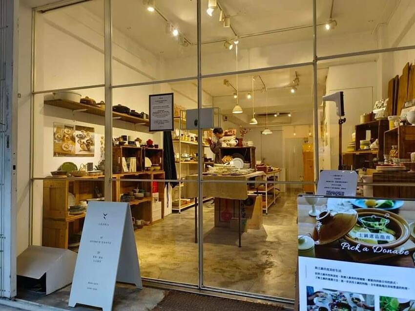 【台北.中山站】赤峰街散散步。Miss V Bakery Cafe肉桂甜點專賣店。推黑芝麻拿鐵+雙倍肉桂捲