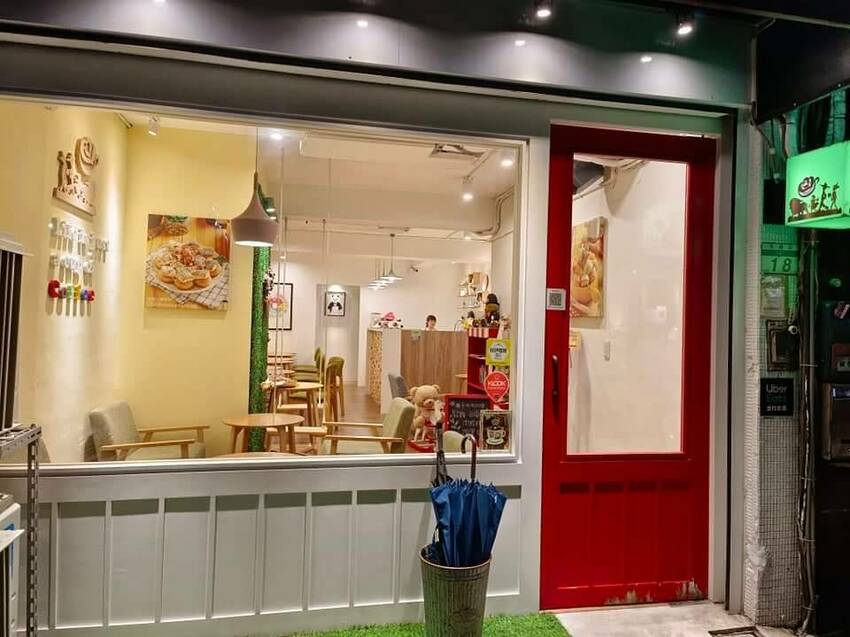 【台北.中山站】赤峰街散散步。Miss V Bakery Cafe肉桂甜點專賣店。推黑芝麻拿鐵+雙倍肉桂捲