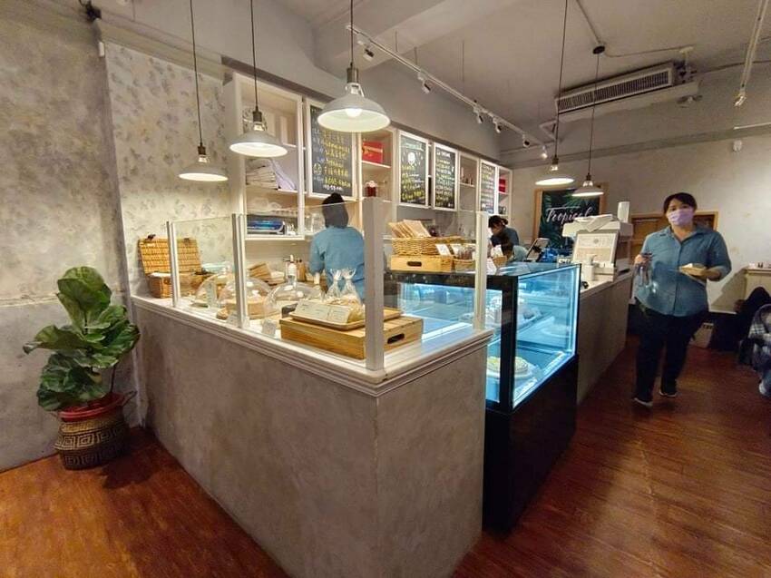 【台北.中山站】赤峰街散散步。Miss V Bakery Cafe肉桂甜點專賣店。推黑芝麻拿鐵+雙倍肉桂捲