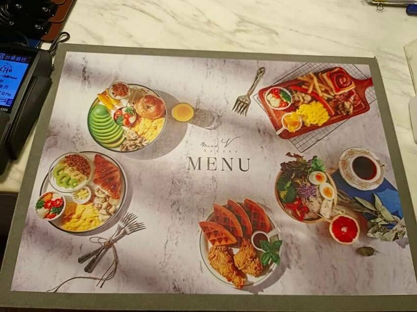 【台北.中山站】赤峰街散散步。Miss V Bakery Cafe肉桂甜點專賣店。推黑芝麻拿鐵+雙倍肉桂捲