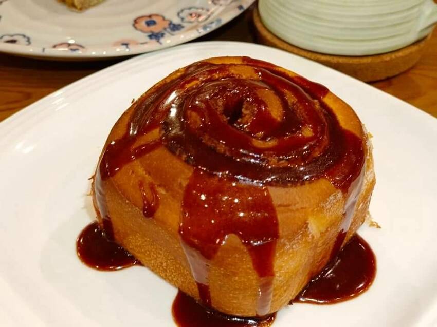 【台北.中山站】赤峰街散散步。Miss V Bakery Cafe肉桂甜點專賣店。推黑芝麻拿鐵+雙倍肉桂捲