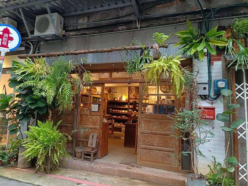 【台北.中山站】赤峰街散散步。Miss V Bakery Cafe肉桂甜點專賣店。推黑芝麻拿鐵+雙倍肉桂捲