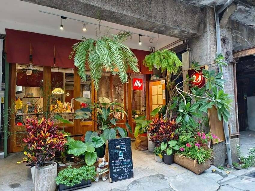 【台北.中山站】赤峰街散散步。Miss V Bakery Cafe肉桂甜點專賣店。推黑芝麻拿鐵+雙倍肉桂捲