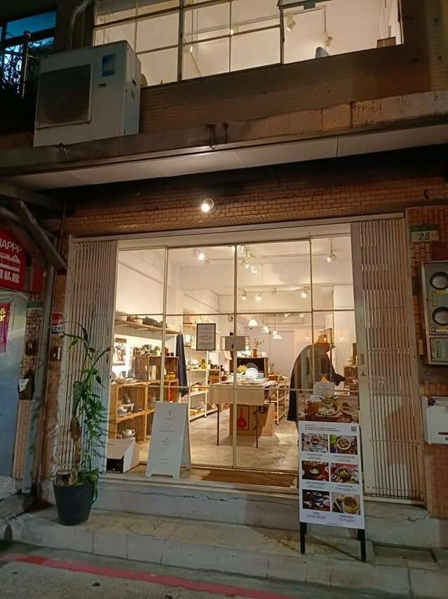 【台北.中山站】赤峰街散散步。Miss V Bakery Cafe肉桂甜點專賣店。推黑芝麻拿鐵+雙倍肉桂捲