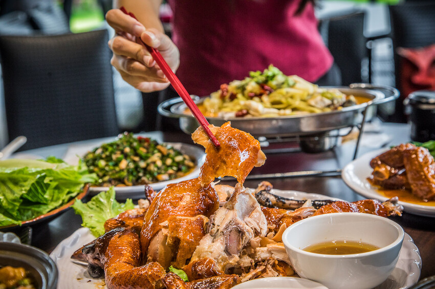 南投縣竹山鎮饗富滬川台菜窯烤雞｜滿滿雞汁大奔流！皮脆肉嫩極品烤全雞