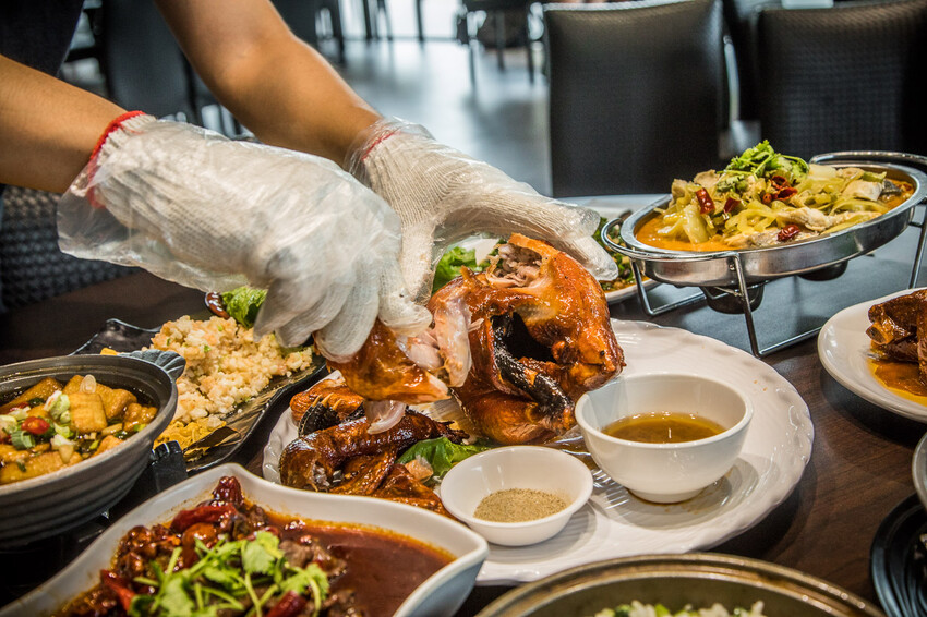 南投縣竹山鎮饗富滬川台菜窯烤雞｜滿滿雞汁大奔流！皮脆肉嫩極品烤全雞