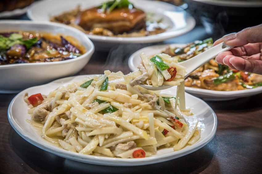 南投縣竹山鎮饗富滬川台菜窯烤雞｜滿滿雞汁大奔流！皮脆肉嫩極品烤全雞