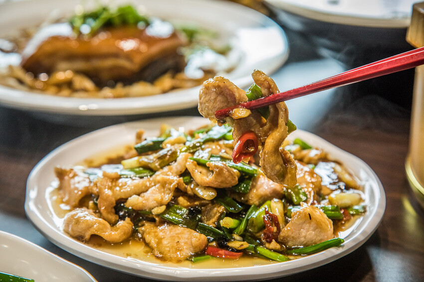 南投縣竹山鎮饗富滬川台菜窯烤雞｜滿滿雞汁大奔流！皮脆肉嫩極品烤全雞