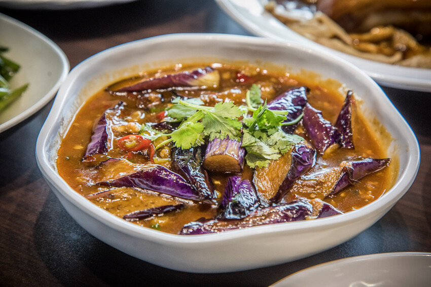 南投縣竹山鎮饗富滬川台菜窯烤雞｜滿滿雞汁大奔流！皮脆肉嫩極品烤全雞