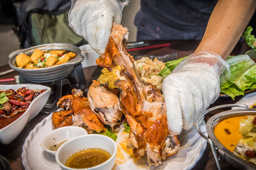 南投縣竹山鎮饗富滬川台菜窯烤雞｜滿滿雞汁大奔流！皮脆肉嫩極品烤全雞