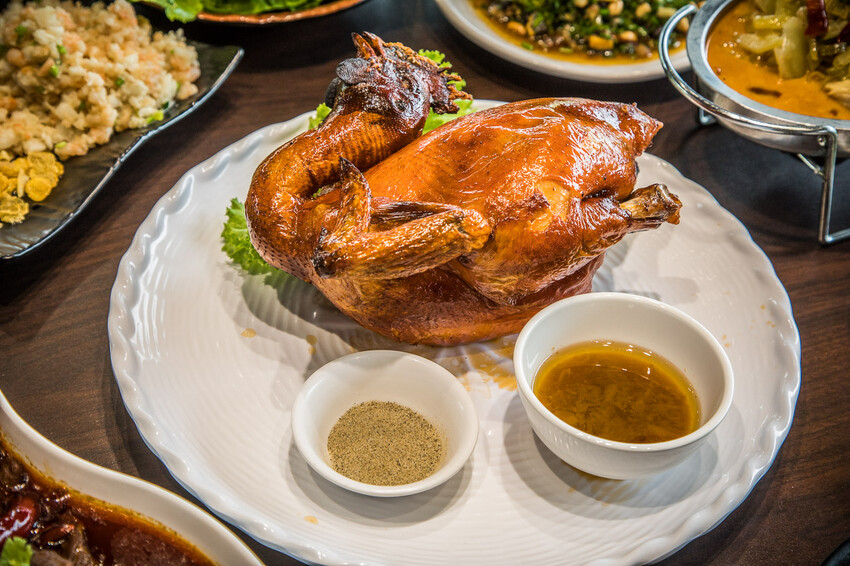 南投縣竹山鎮饗富滬川台菜窯烤雞｜滿滿雞汁大奔流！皮脆肉嫩極品烤全雞