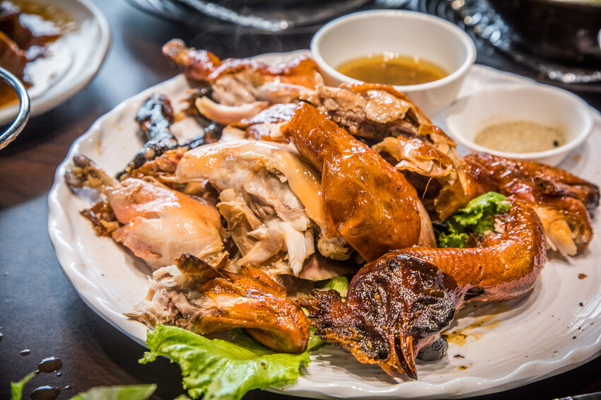 南投縣竹山鎮饗富滬川台菜窯烤雞｜滿滿雞汁大奔流！皮脆肉嫩極品烤全雞