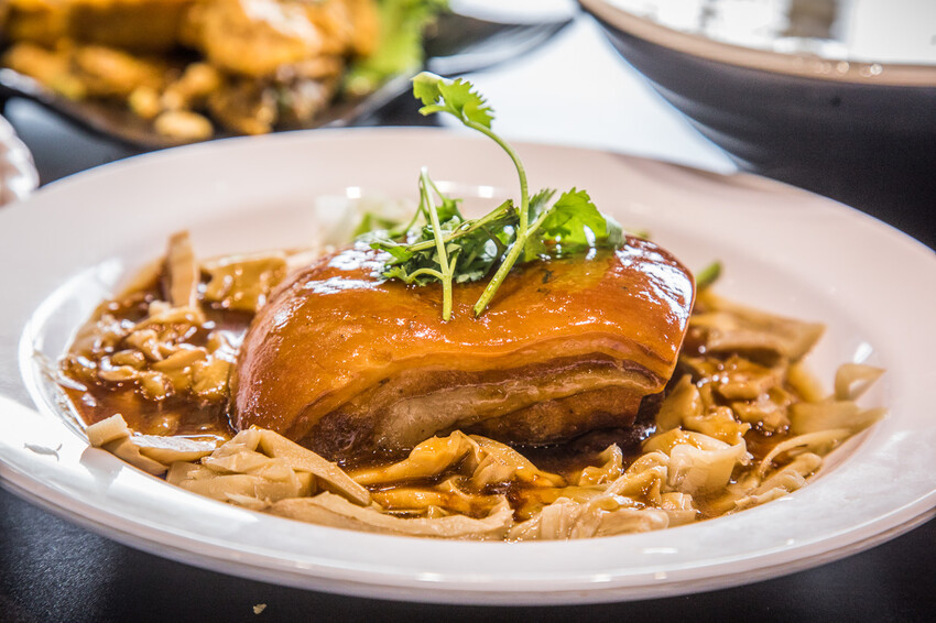 南投縣竹山鎮饗富滬川台菜窯烤雞｜滿滿雞汁大奔流！皮脆肉嫩極品烤全雞