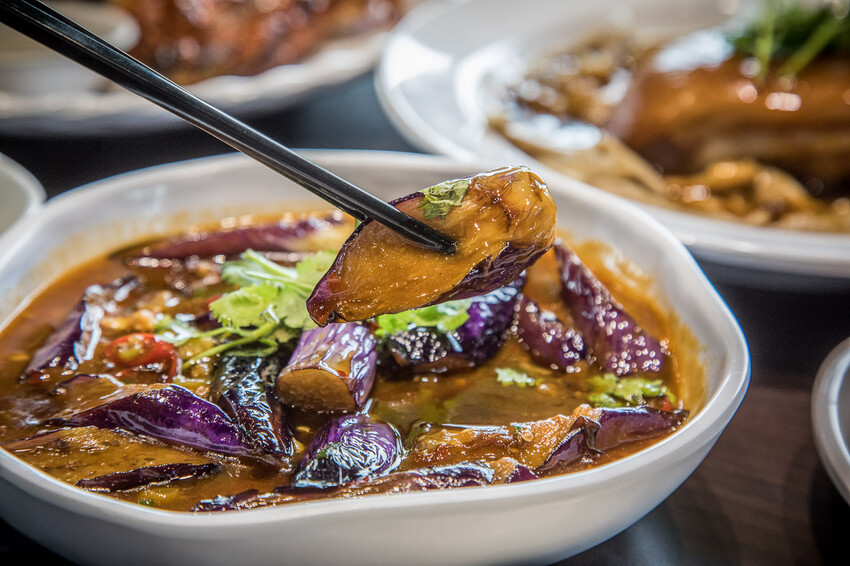 南投縣竹山鎮饗富滬川台菜窯烤雞｜滿滿雞汁大奔流！皮脆肉嫩極品烤全雞