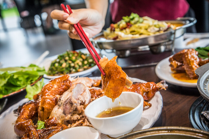 南投縣竹山鎮饗富滬川台菜窯烤雞｜滿滿雞汁大奔流！皮脆肉嫩極品烤全雞