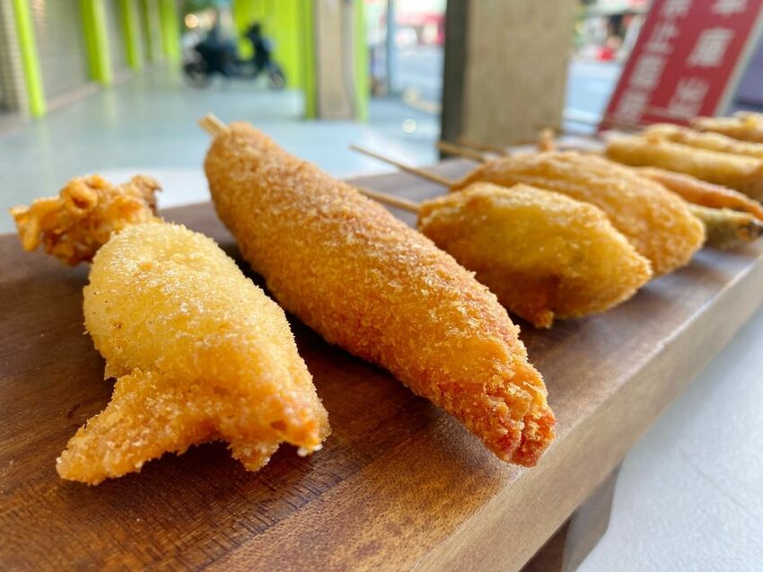 [台南中西區] 台南必吃日式串炸！福吉串炸 ｜超肥美的廣島牡蠣竟然只要40元？！必沾店家特製三種沾醬｜內附菜單