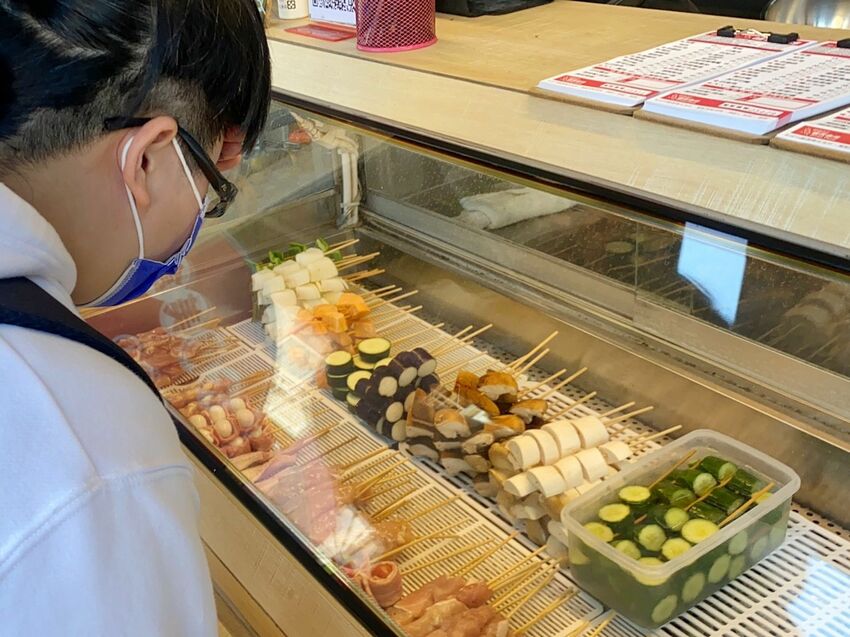 [台南中西區] 台南必吃日式串炸！福吉串炸 ｜超肥美的廣島牡蠣竟然只要40元？！必沾店家特製三種沾醬｜內附菜單