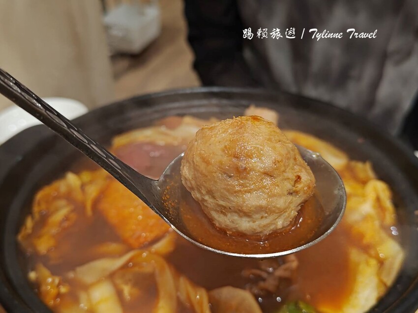 台北麻辣鍋「元心燃麻辣堂」超大份鍋底，麻辣滷肉飯搭配厚奶茶超解辣。